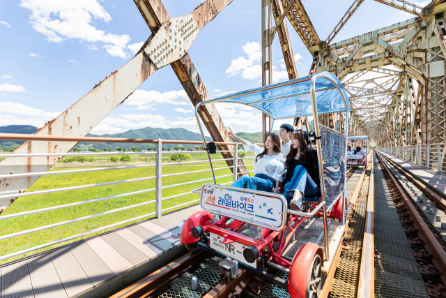 분성산 정상 김해천문대에선 하늘도 보지만, 김해 시내와 서부산도 내려다 보인다. 경전선이 지나던 낙동강 횡단 철길을 레일바이크로 지나는 재미도 쏠쏠하다(위에서부터). 김해시 제공