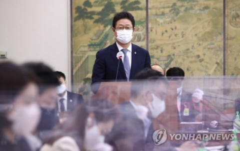 황희 문화체육관광부 장관이 지난달 21일 열린 국회 문체위 전체회의에서 발언하고 있다. 연합뉴스