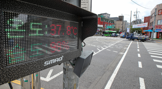 전국에 폭염 특보가 내려진 지난 14일 오후 서울 광진구의 한 사거리에 설치된 디지털 온도계에 사람의 정상 체온을 넘어서는 온도가 표시돼 있다. [연합뉴스]