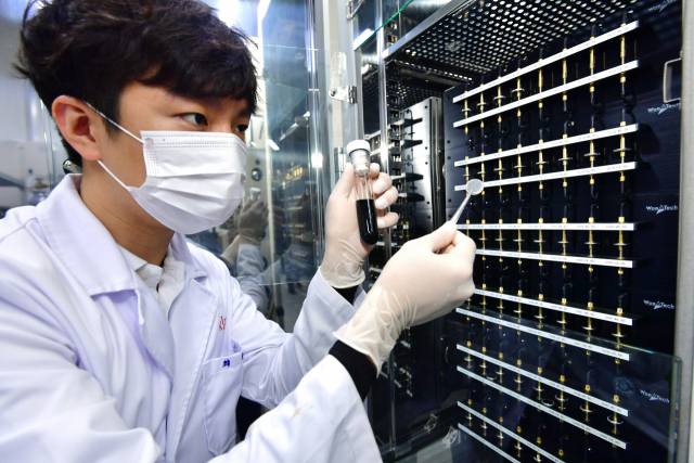 KIST 연구진이 개발한 전처리 용액을 적용한 고용량 전지를 평가하는 실험을 하고 있다. KIST 제공