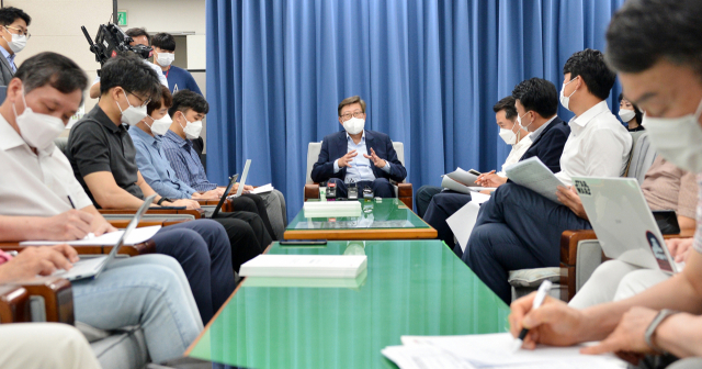 박형준 부산시장이 취임 100일을 맞아 부산시청에서 기자간담회를 열었다. 역량을 집중할 10대 핵심과제를 제시하고, 주요 현안에 대한 입장을 밝혔다. 강선배 기자 ksun@