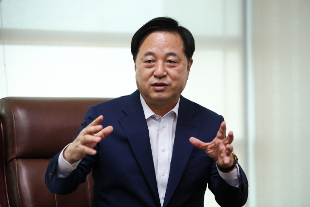 김두관 더불어민주당 대선 경선 후보가 14일 <부산일보>와의 인터뷰에서 다양한 행정·국정 경험을 바탕으로 후발주자인 자신이 경선 판도를 바꿀 것이라고 자신했다. 김종호 기자 kimjh@