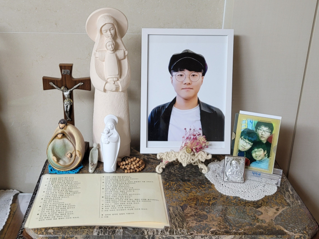 집 거실에 놓인 정유엽 군의 사진. 오른쪽 작은 액자는 유엽 군 삼 형제의 어린 시절 모습. 이지연 씨는 매일 아침 유엽 군의 사진에 뽀뽀를 해준다. 오금아 기자