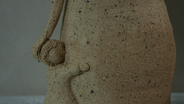 이지연 씨는 막내아들 정유엽 군이 세상을 떠난 이후 시간이 날 때마다 흙을 주물러 모자상을 만든다.