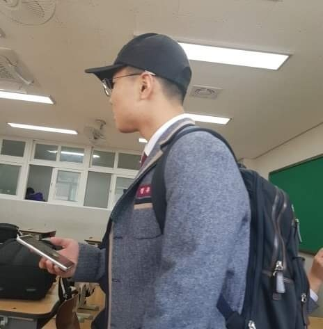 고등학생인 정유엽 군이 군대 가는 작은형을 따라 삭발했을 당시의 모습. 정성재 씨 제공