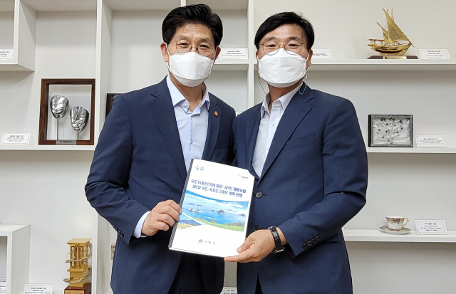 16일 노형욱 국토교통부 장관(왼쪽)을 만나 변광용 거제시장이 일운~남부 간 국도 14호선 개량사업 건의서를 전달했다. 거제시 제공