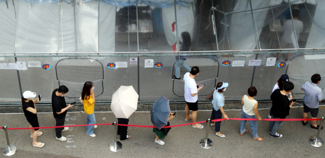 지난 18일 오후 부산진구보건소 선별진료소에 많은 시민이 검사를 받기 위해 대기하고 있다. 정종회 기자 jjh@