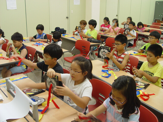 수년전 여름방학을 맞아 부산의 한 도서관에서 열린 마술 특강에 참가한 어린이들. 부산일보DB