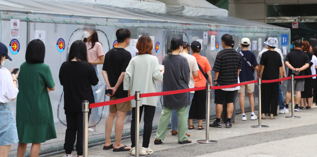 지난 18일 부산 부산진구보건소 선별진료소에서 많은 시민이 검사를 받기 위해 대기하고 있다. 정종회 기자 jjh@