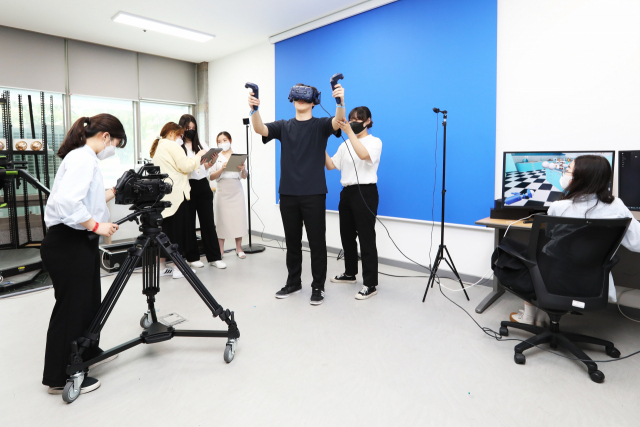동서대 학생들이 인공지능을 활용한 가상현실 프로덕션 프로젝트를 진행중인 모습. 동서대 제공