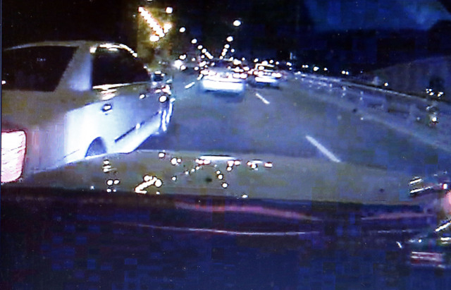 사진은 고의로 차선 변경을 하는 차량에 접촉 사고를 내는 모습.부산일보DB