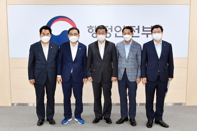 허성무 경남 창원시장 등 4개 특례시 시장들이 19일 전해철 행정안전부 장관을 만나 특례시의 특례 권한 부여를 건의했다. 전국특례시시장협의회 제공