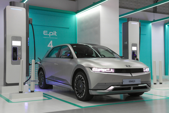 내년부터 신축이 아닌 이미 지어져 있는 아파트도 일정 규모 이상으로 전기차 충전기를 의무적으로 설치해야 한다. 사진은 현대자동차그룹이 서울 중구 미래에셋 센터원 빌딩에 구축해 지난 5일부터 운영에 들어간 전기차 초고속 충전소 '을지로 센터원 E-pit'. 연합뉴스