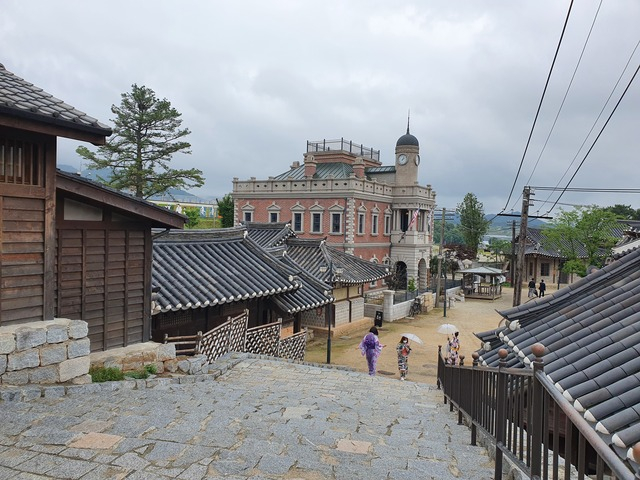 1900년대 초 대한제국 개화기를 재현한 충남 논산시 '선샤인스튜디오' 거리 모습. 논산시가 부지를 무상으로 제공하고 민간 기업이 스튜디오를 운영하는 민관 합작 성공 모델로 평가받고 있다. 부산일보DB