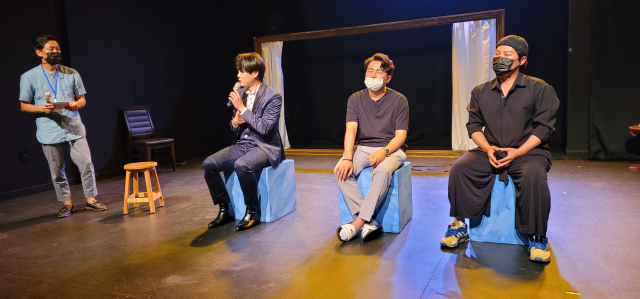 연출가들이 제11회 ‘나는 연출이다’ 공연을 마친 뒤 관객과의 대화를 하고 있다. 부산일보 DB