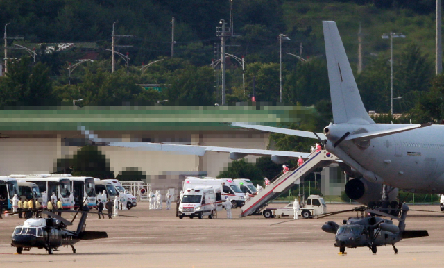 20일 오후 서울공항에서 코로나19 집단감염으로 귀국한 청해부대 34진 문무대왕함(4천400t급)의 장병들이 공군 다목적 공중급유수송기(KC-330)에서 내리고 있다. 연합뉴스