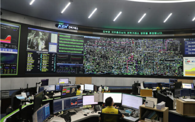 전력거래소 관계자들이 전남 나주 한국전력거래소 중앙전력관제센터에서 전력수급 상황을 살펴보고 있다. 산업부 제공