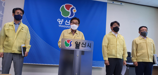 양산시는 21일 오후 프레스센터에서 긴급 기자회견을 갖고, “23일 0시부터 29일 24시까지 1주일 간 거리두기 3단계 시행과 특별 방역수칙을 적용한다”고 밝혔다. 김태권 기자