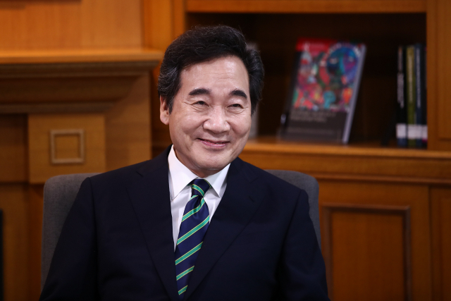 더불어민주당 대선후보인 이낙연 전 대표가 21일 국회 의원회관 의원열람실에서 인터뷰를 하고 있다. 김종호 기자 kimjh@