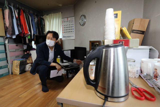 지난 15일 더불어민주당 이탄희 의원이 지난달 숨진 서울대 청소노동자가 생활하던 휴게 공간을 살펴보고 있다. 고용노동부는 직장 내 괴롭힘 사건이라고 보고 조사하고 있다. 연합뉴스