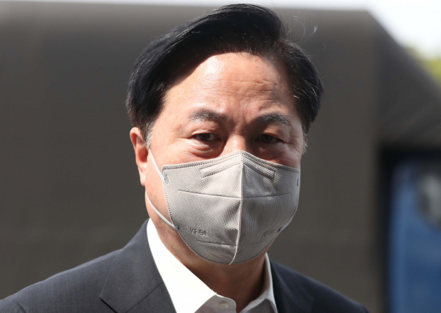 김경수 경남지사 대법원 선고일인 지난 21일 김두관 의원이 경남도청 입구에서 굳은 표정을 짓고 있다. 연합뉴스