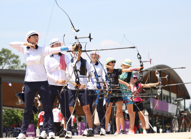 한국 양궁 올림픽 대표팀 안산(왼쪽부터), 강채영, 김제덕, 장민희가 20일 도쿄 유메노시마 공원 양궁장에서 첫 시위를 당기고 있다. 연합뉴스