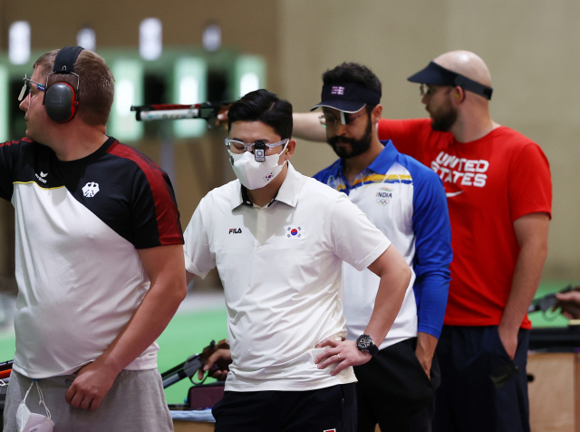 진종오(왼쪽 두 번째)가 24일 남자 10m 공기권총 예선에서 숨을 고르고 있다. 연합뉴스