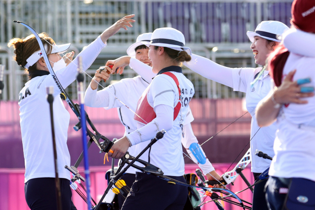 25일 일본 도쿄 유메노시마 공원 양궁장에서 열린 양궁 여자단체전 결승전에서 류수정(왼쪽) 감독과 장민희, 강채영, 안산 선수가 금메달 확정 뒤 서로 끌어안고 있다. 연합뉴스