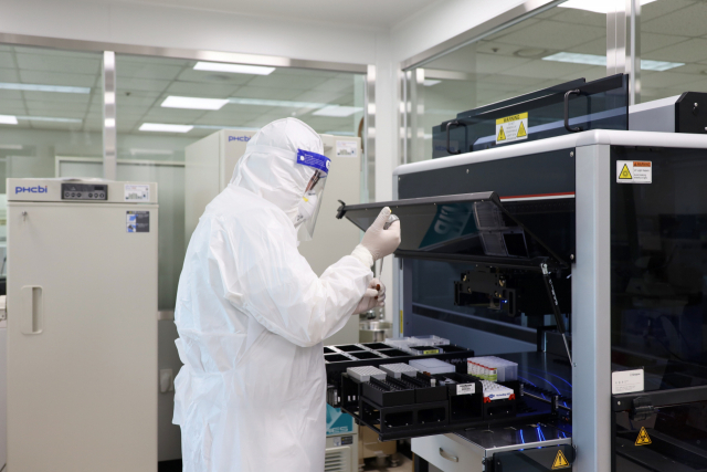 코로나19 PCR 검사를 담당하는 부산의료원 분자진단검사실 내부 모습.부산의료원 제공