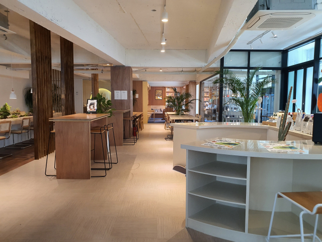 ‘허그라운드’ 2층. 부산 로컬 커피를 음미할 수 있는 카페를 비롯해 라이프스타일 편집숍, 다실, 매거진 룸 등 6개 공간으로 구성돼 있다. 리을도랑 건축사사무소 제공