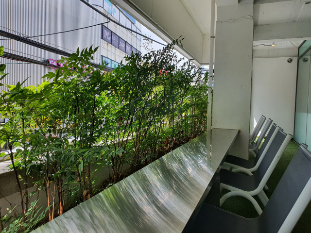 ‘허그라운드’ 2층 발코니 조경. 리을도랑 건축사사무소 제공