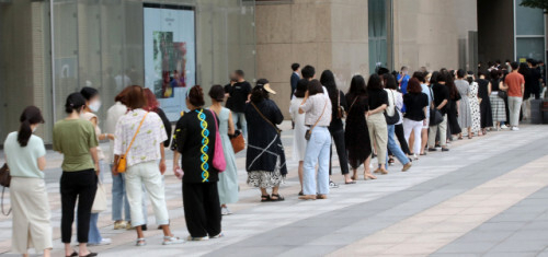 지난 1일 오전 부산 해운대 신세계백화점 센텀시티점 앞에서 샤넬 매장을 찾은 고객들이 길게 줄지어 매장 입장을 기다리고 있다. 부산일보 DB