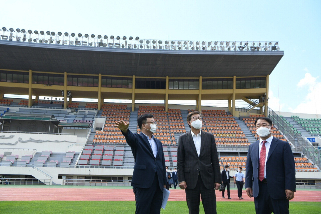 27일 오전 10시 박형준 부산시장이 부산 서구 구덕운동장을 찾아 재개발 계획을 발표했다. 1973년 8월 건립된 구덕운동장은 부산 최초 공설운동장이라는 상징이 있지만 시설이 낡아 활용도가 크게 떨어진다는 지적을 받았다. 부산시 제공