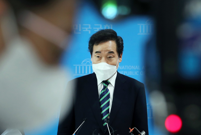 더불어민주당 대권주자인 이낙연 전 대표가 27일 오후 서울 여의도 국회 소통관에서 주거 정책 관련 기자회견을 하고 있다. 연합뉴스