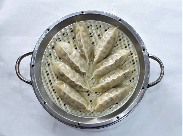 매운 음식에 잘 어울리는 만두.