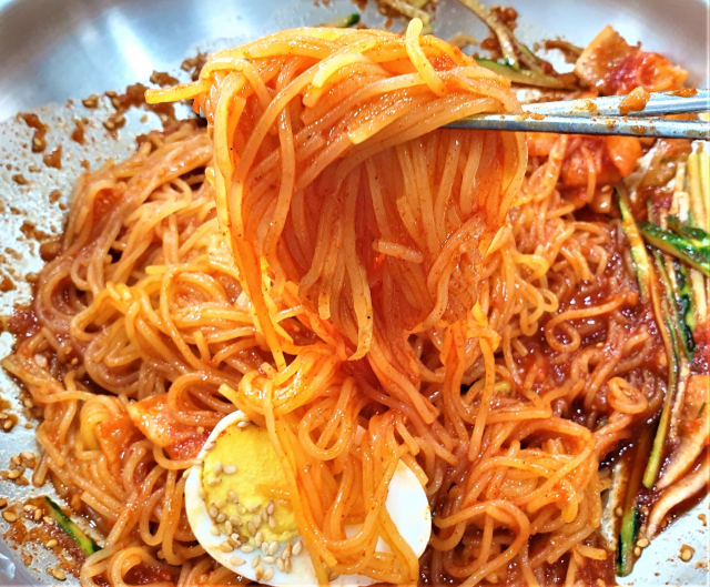 매운 정도를 조절할 수 있는 비빔밀면.