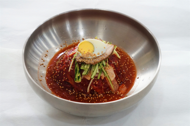 고소하면서 매콤달콤한 비빔밀면.