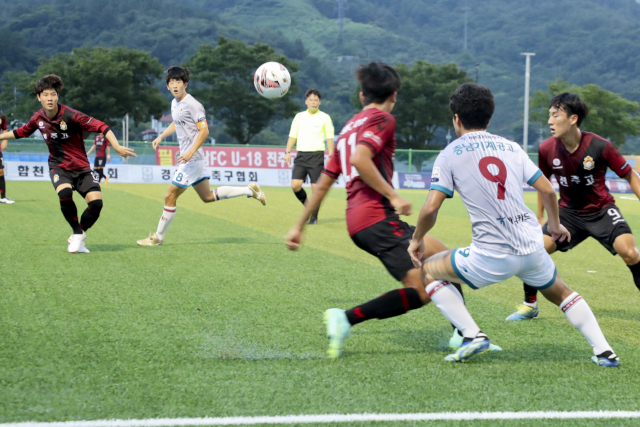 승부차기에서 진주고가 4대 2로 승리하면서 우승 타이틀을 거머쥐게 됐다. 합천군 제공