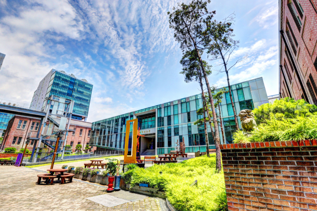 동아대는 23만 동문들의 힘과 맞춤형 취업 지원을 통해 탁월한 취업 실적을 내고 있다. 동아대 부민캠퍼스 전경. 동아대 제공