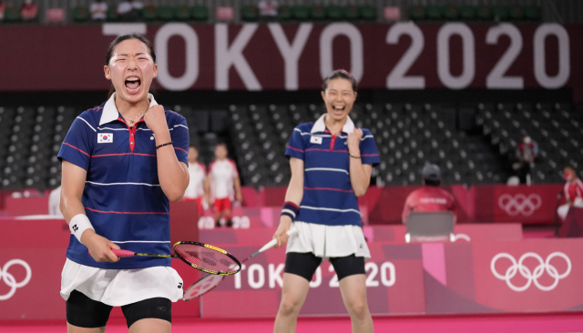 29일 도쿄올림픽 배드민턴 여자 복식 8강전에서 한국의 김소영(오른쪽)과 공희용이 일본의 마쓰모토-나가하라를 꺾고 환호하고 있다. AP연합뉴스