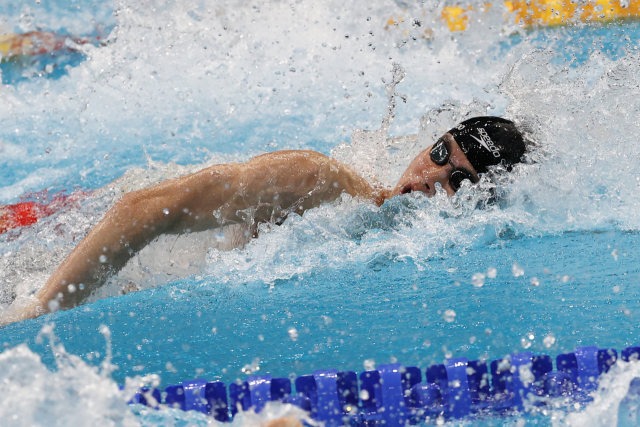 황선우가 29일 오전 일본 도쿄 아쿠아틱스 센터에서 열린 수영 남자 100m 자유형 결승전에서 5위를 기록했다. 사진은 황선우가 경기 중 역영하는 모습. 연합뉴스