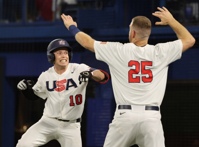31일 일본 요코하마 스타디움에서 열린 도쿄올림픽 야구 B조 예선 한국과 미국의 경기. 5회말 미국 닉 앨런이 솔로홈런을 친 뒤 세리머니를 하고 있다. 연합뉴스