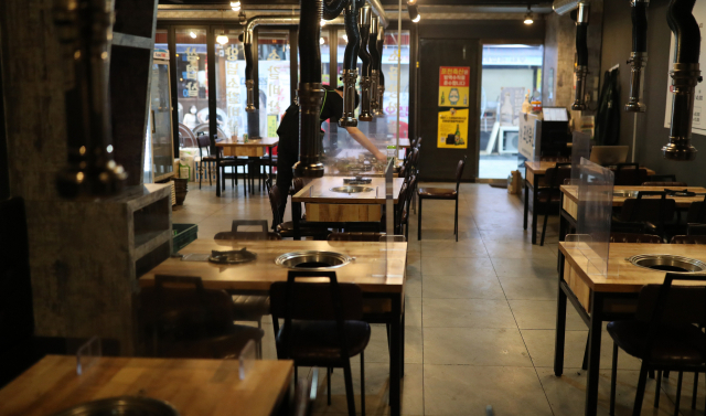 경남 김해지역 사회적 거리두기 4단계 시행 첫날인 지난달 27일 오후 김해시 내외동 먹자골목 한 식당이 한산하다. 연합뉴스