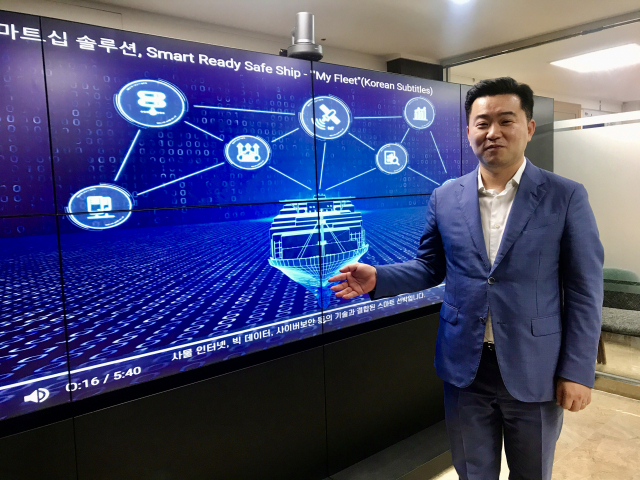마린웍스(주) 김용대 대표가 자사가 개발한 스마트십 솔루션 ‘마이 플릿(My Fleet)’에 대해 설명하고 있다.