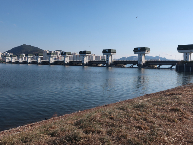 국토안전관리원이 정밀안전점검 결과 B(양호)로 평가된 낙동강 하굿둑 전경. 국토안전관리원 제공