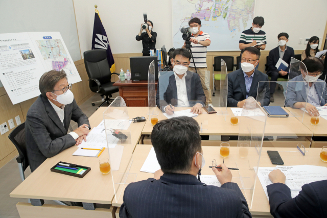 3일 오전 박형준 부산시장이 서부산권 균형 발전을 위해 마련한 사상구 부산도서관 제2 집무실에서 첫 서부산권 현장 전략회의를 주재하고 있다. 김경현 기자 view@