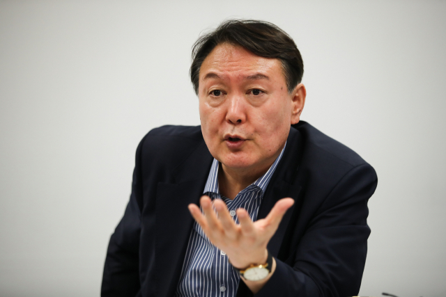 국민의힘 대권주자인 윤석열 전 검찰총장이 4일 오후 서울 종로구 이마빌딩에 차려진 캠프 사무실에서 <부산일보>와 인터뷰를 갖고 있다. 김종호 기자 kimjh@