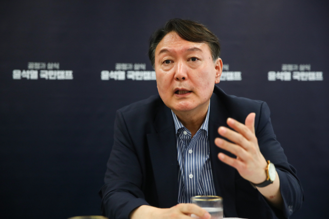 국민의힘 대권주자인 윤석열 전 검찰총장이 4일 오후 서울 종로구 이마빌딩에 차려진 캠프 사무실에서 <부산일보>와 인터뷰를 하고 있다. 김종호 기자 kimjh@