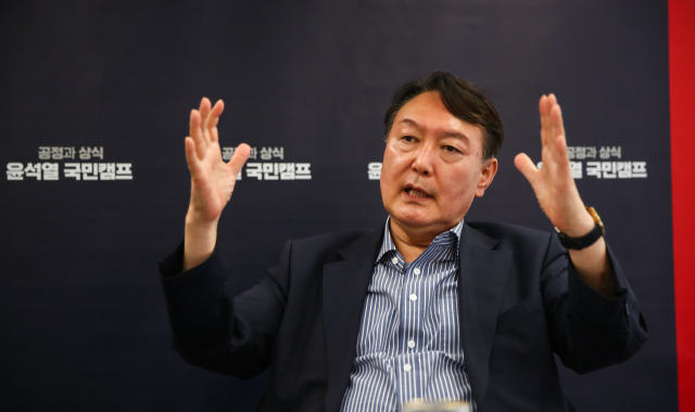 국민의힘 대선 주자인 윤석열 전 검찰총장이 4일 오후 서울 종로구 이마빌딩에 차려진 캠프 사무실에서 <부산일보>와 인터뷰를 하고 있다. 김종호 기자 kimjh@