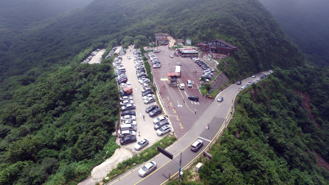 지리산국립공원 노고단 입구에 있는 성삼재 주차장 전경. 지리산국립공원 자료사진